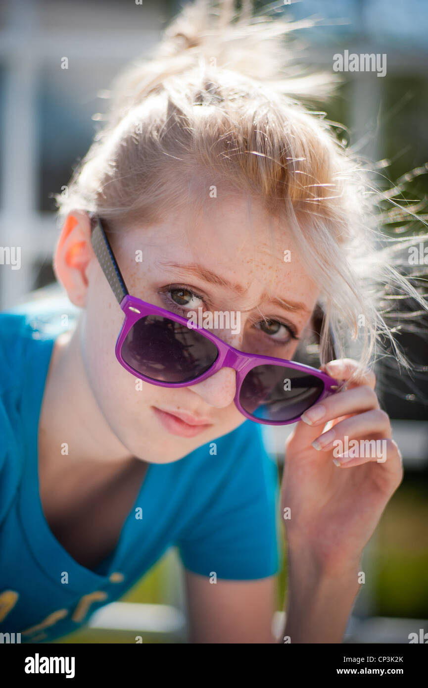 Modelli ragazza bionda bun e occhiali da sole rosa. Foto Stock