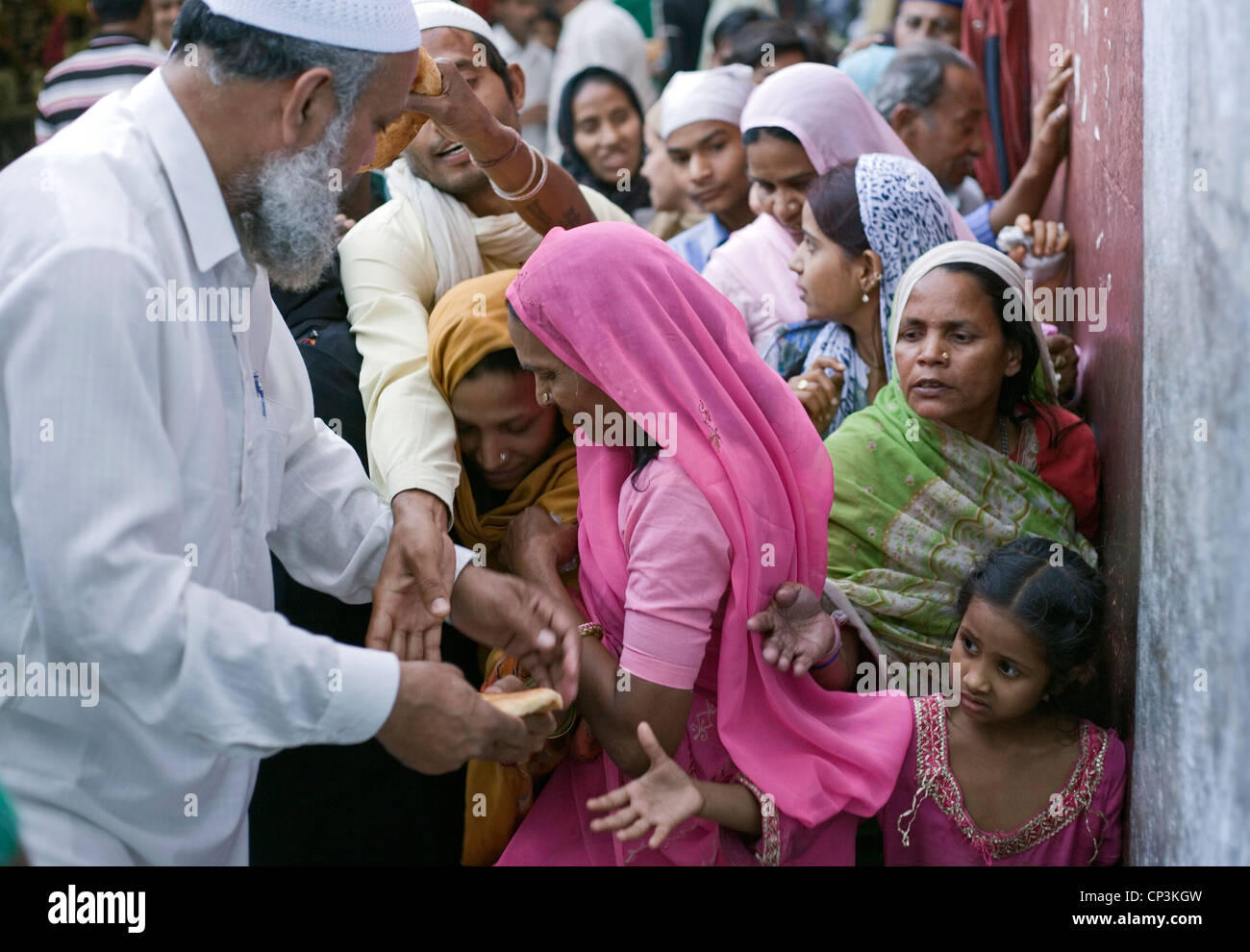 La distribuzione di cibo a santo Musulmano Nizamuddin dargah(santuario) durante l annuale Urs(festival) in memoria di lui. Foto Stock