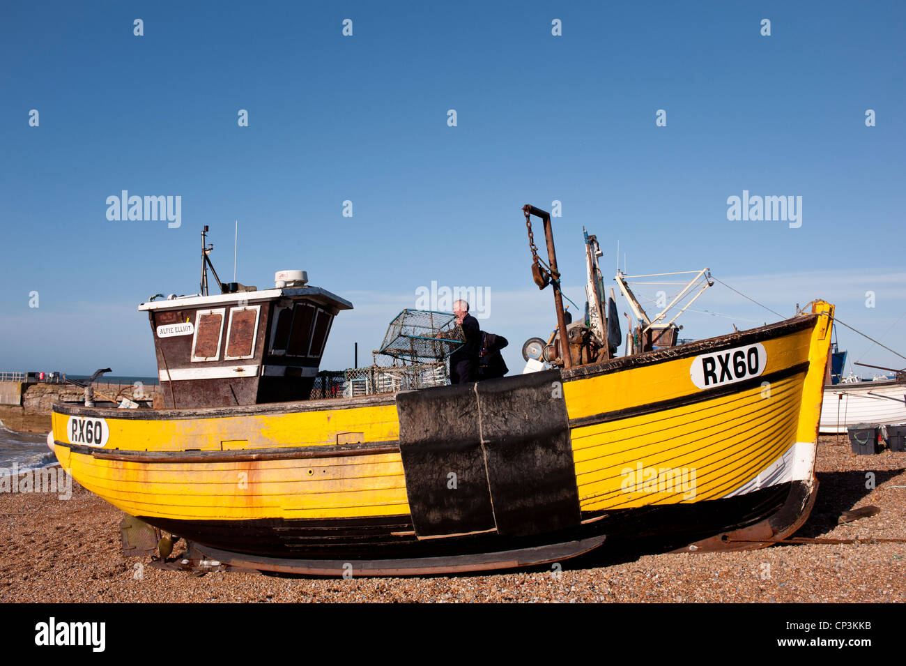 HASTINGS, EAST SUSSEX, UK - 30 APRILE 2012: Imbarcazione da pesca sulla spiaggia di Hastings Foto Stock
