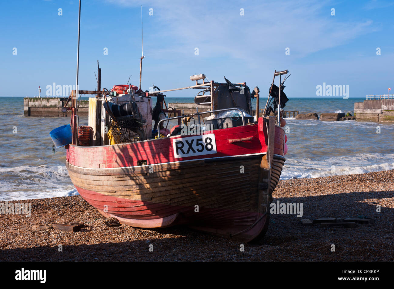 HASTINGS, EAST SUSSEX, UK - 30 APRILE 2012: Imbarcazione da pesca sulla spiaggia di Stade Foto Stock