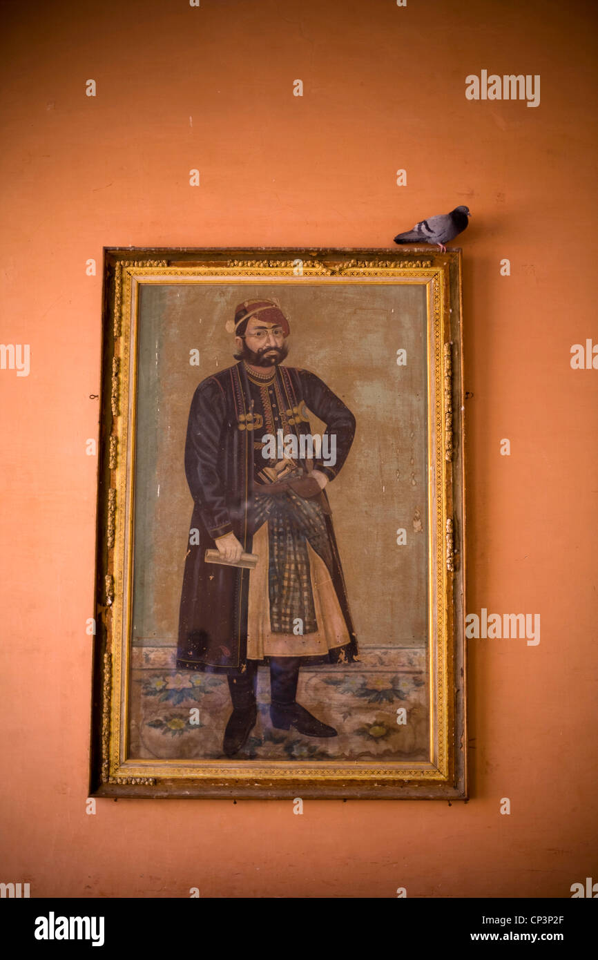 Un piccione si siede in cima ad un antico dipinto di un Maharaja nella città Palace, a Jaipur, India Foto Stock