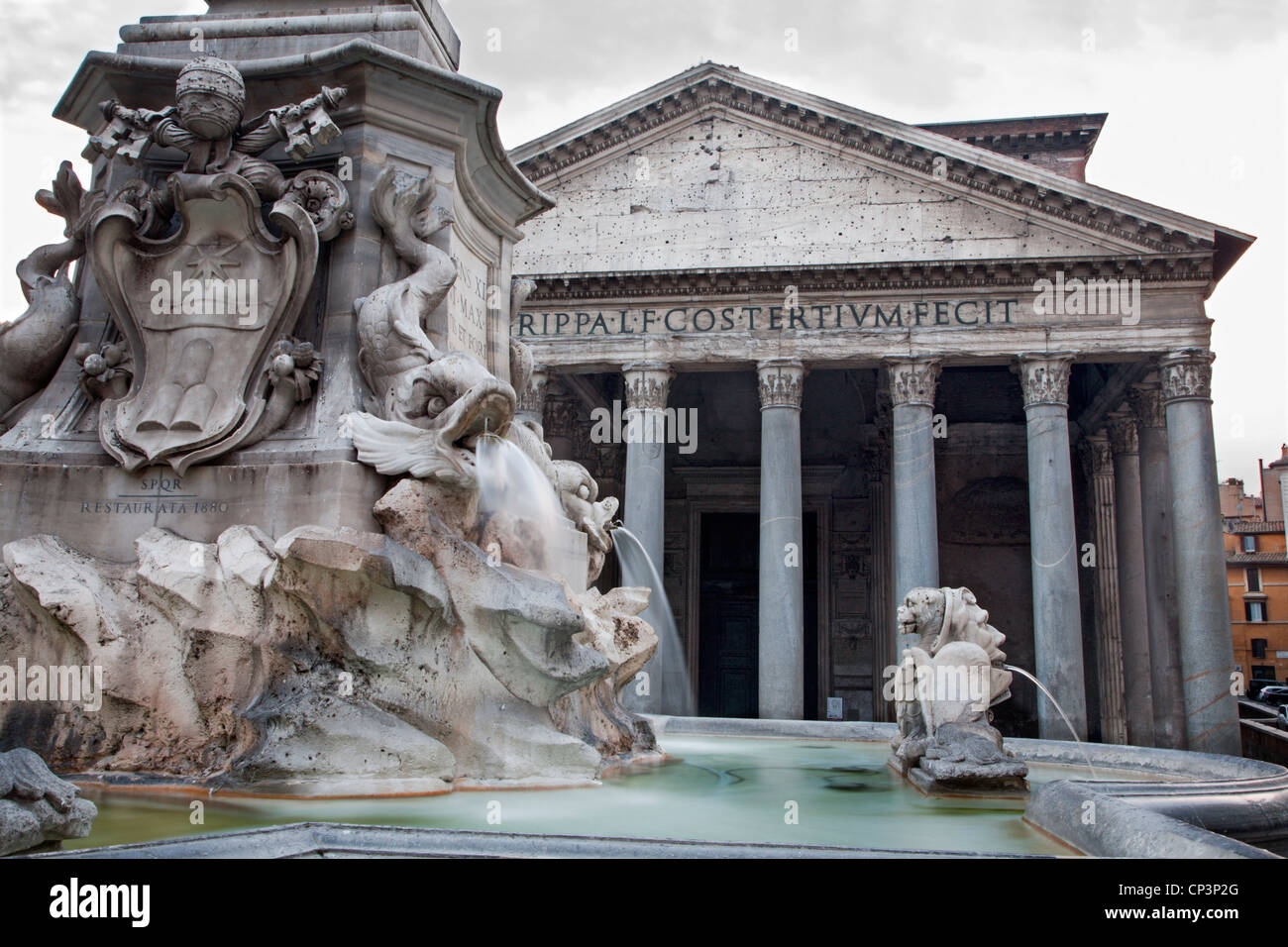 Roma - La fontana di Piazza della Rotonda e Pantheon di mattina Foto Stock