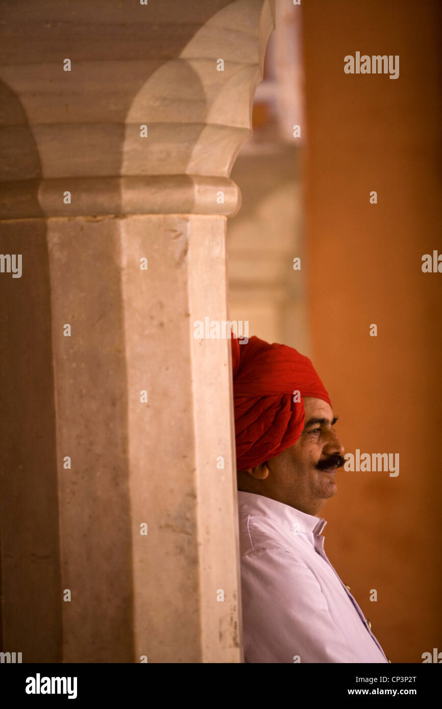 Una guardia turbaned presso il Palazzo di Città, Jaipur, India Foto Stock
