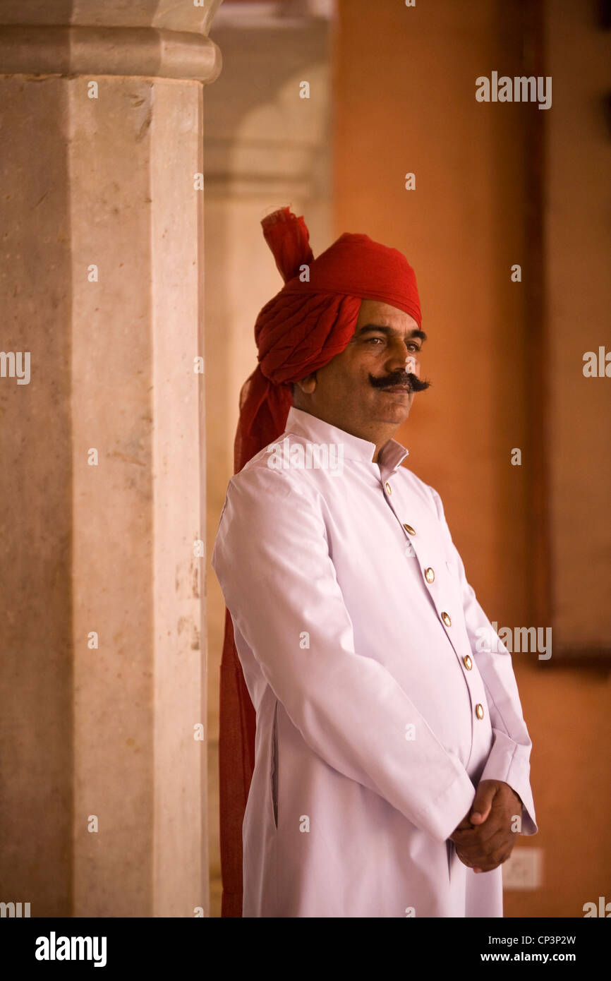 Una guardia turbaned presso il Palazzo di Città, Jaipur, India Il palazzo della città è un complesso di palazzi nel centro di Jaipur costruita tra 1729 Foto Stock