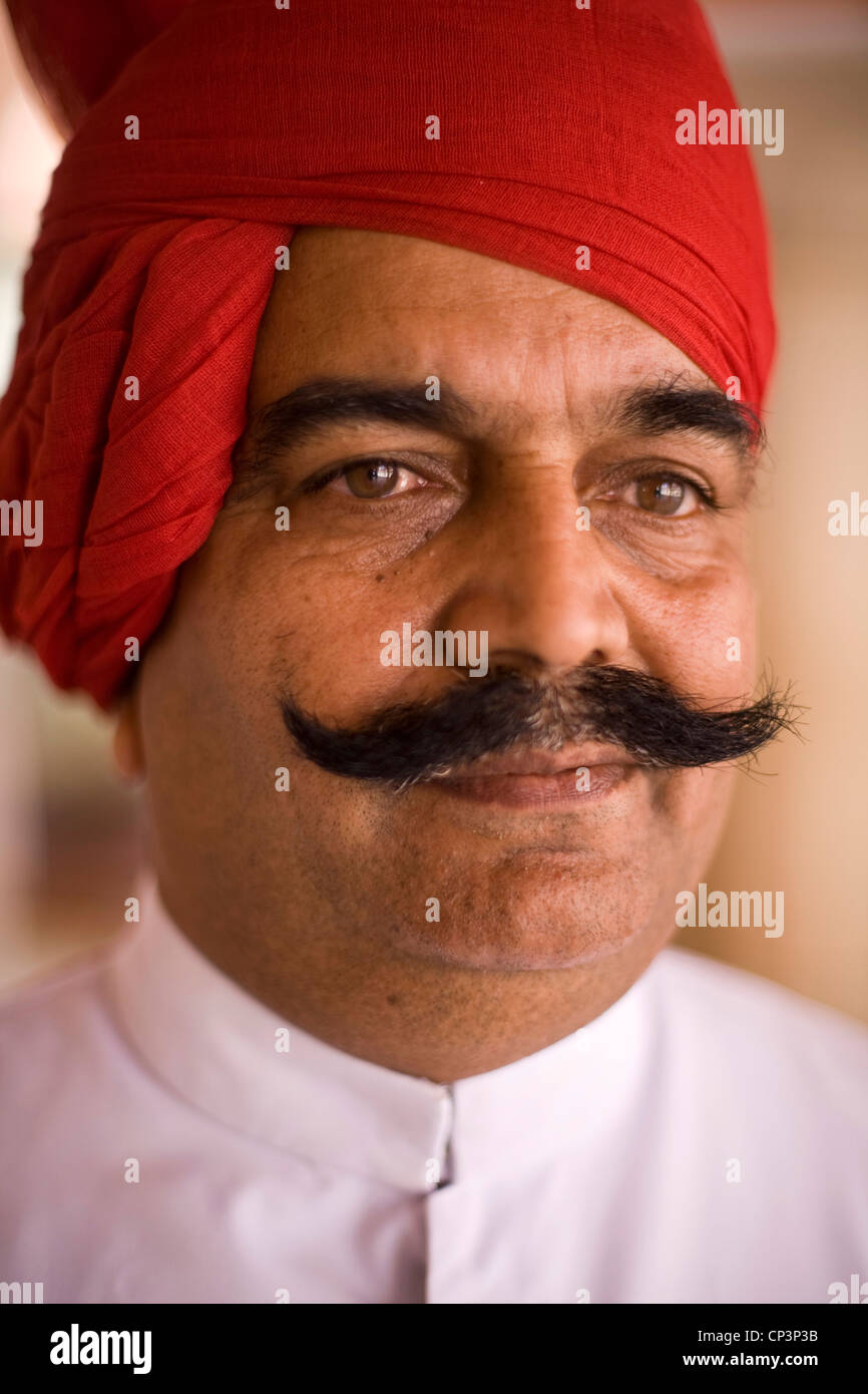 Una guardia turbaned presso il Palazzo di Città, Jaipur, India Il palazzo della città è un complesso di palazzi nel centro di Jaipur costruita tra 1729 Foto Stock