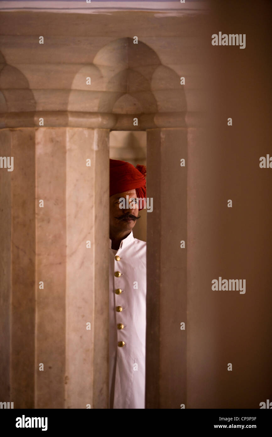 Una guardia turbaned presso il Palazzo di Città, Jaipur, India Il palazzo della città è un complesso di palazzi nel centro di Jaipur costruita tra 1729 Foto Stock