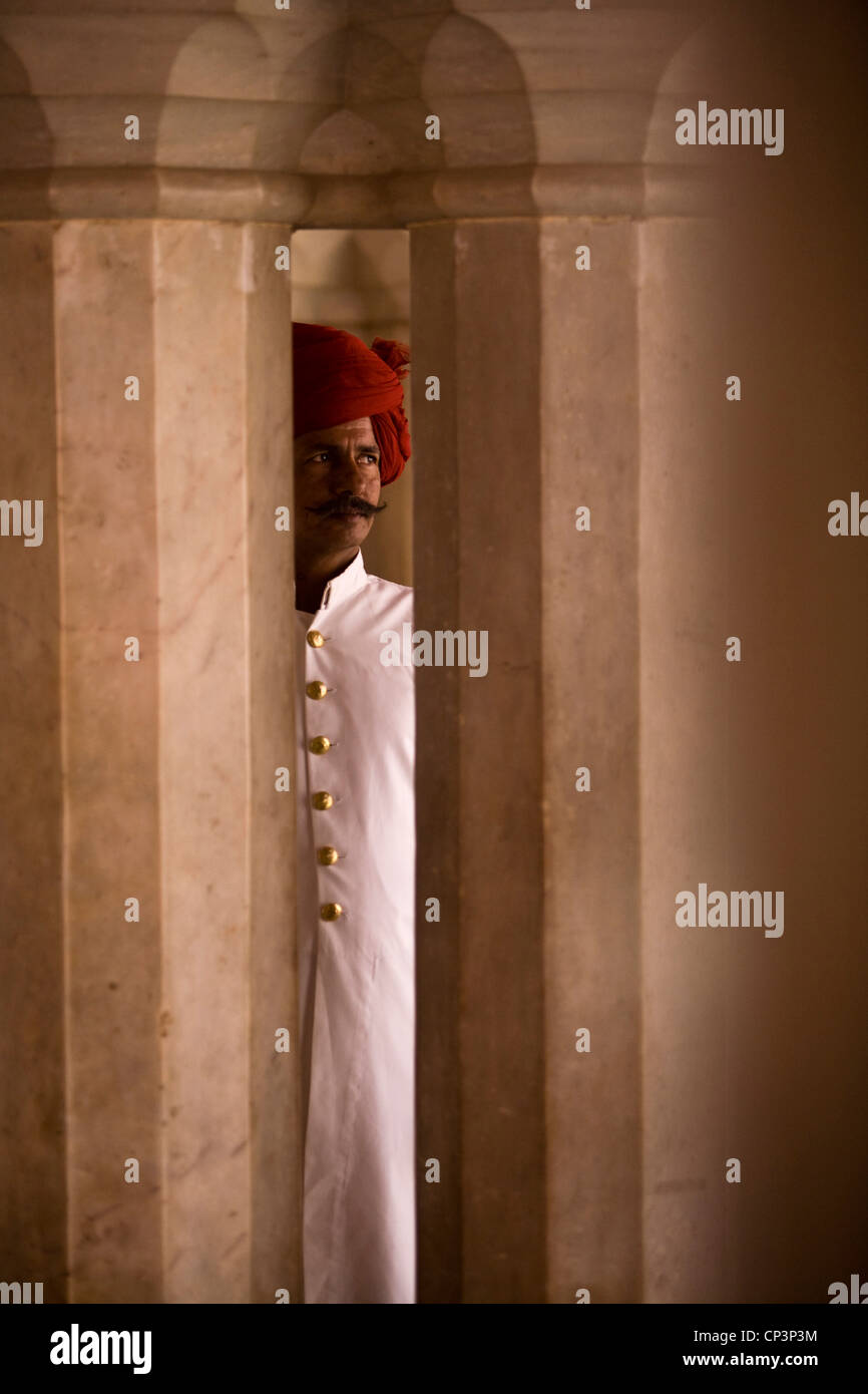 Una guardia turbaned presso il Palazzo di Città, Jaipur, India Il palazzo della città è un complesso di palazzi nel centro di Jaipur costruita tra 1729 Foto Stock