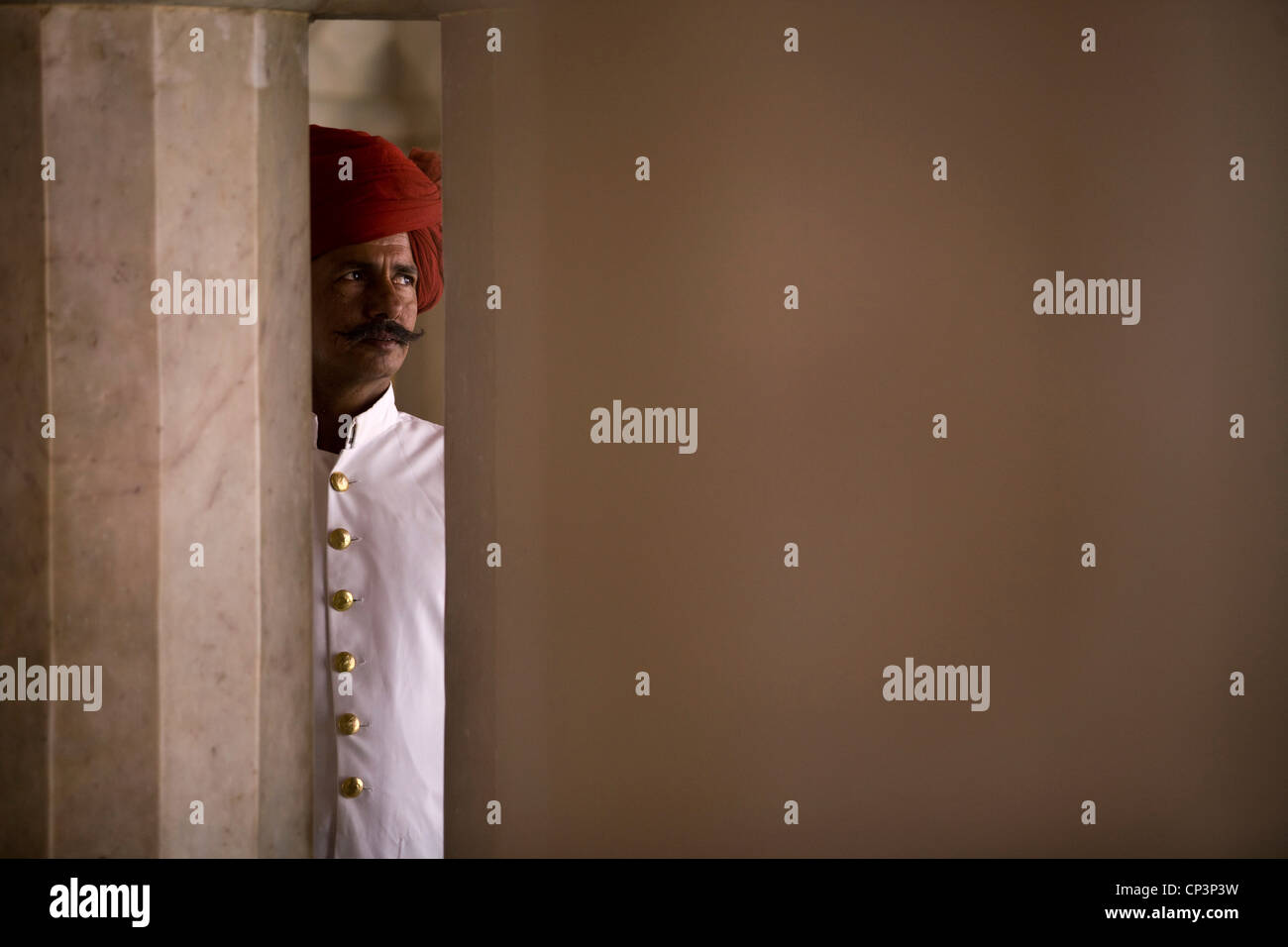 Una guardia turbaned presso il Palazzo di Città, Jaipur, India Il palazzo della città è un complesso di palazzi nel centro di Jaipur costruita tra 1729 Foto Stock