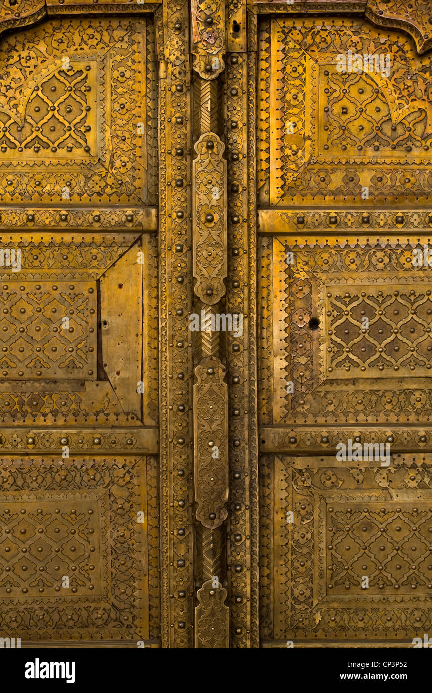 Dettagli architettonici di ornati porte d'oro nella città Palace, a Jaipur, India Foto Stock