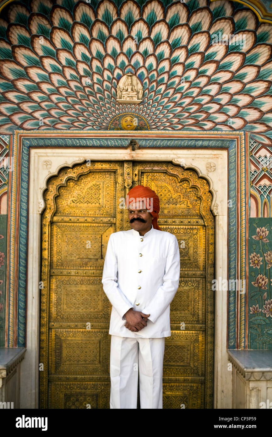 Una guardia turbaned presso il Palazzo di Città, Jaipur, India Il palazzo della città è un complesso di palazzi nel centro di Jaipur costruita tra 1729 Foto Stock