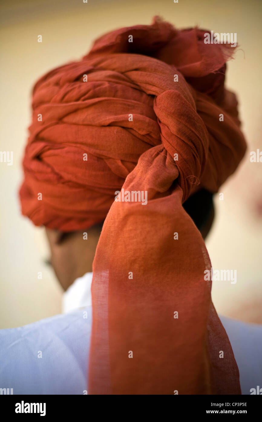 Una guardia turbaned presso il Palazzo di Città, Jaipur, India Il palazzo della città è un complesso di palazzi nel centro di Jaipur costruita tra 1729 Foto Stock