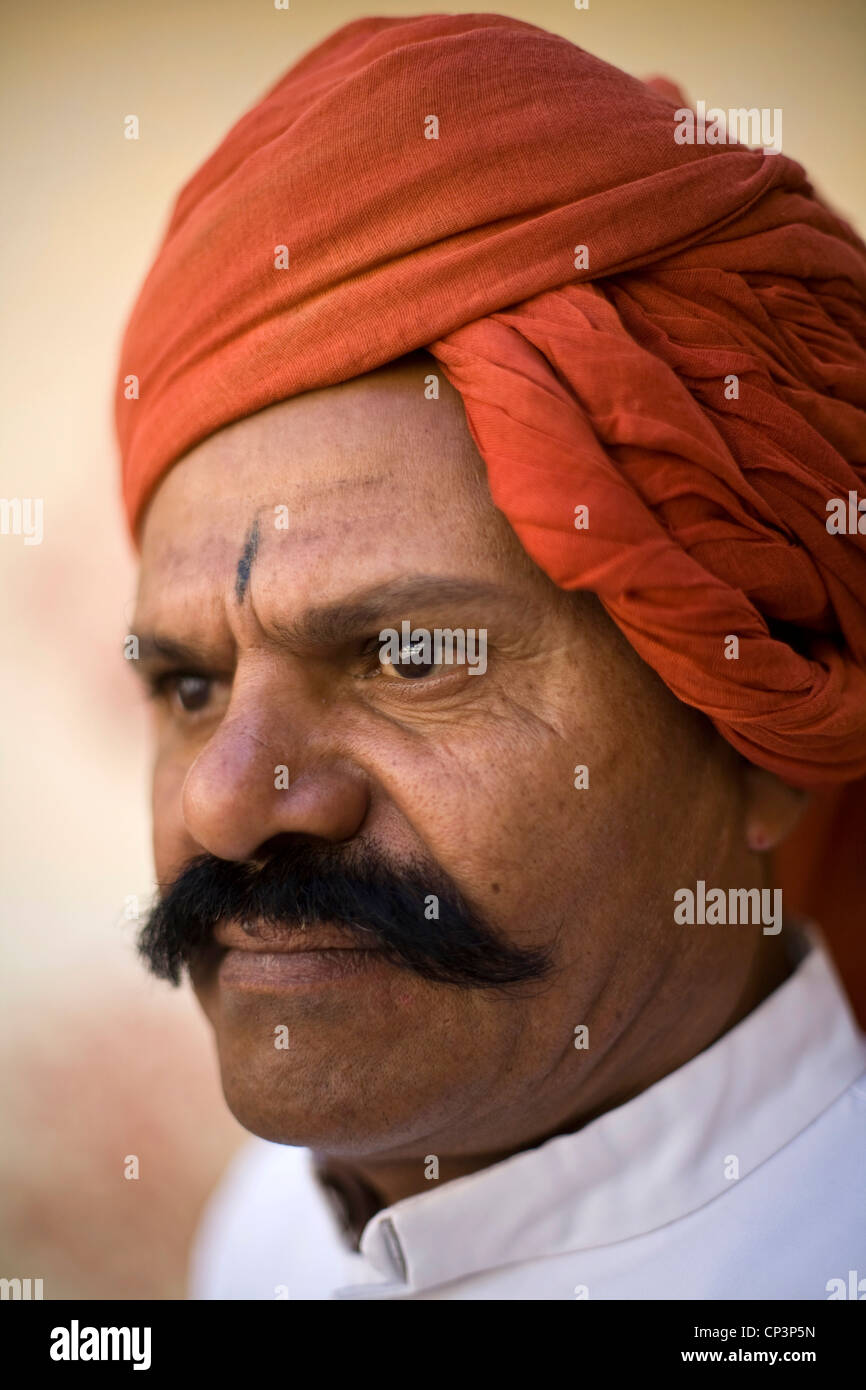 Una guardia turbaned presso il Palazzo di Città, Jaipur, India Il palazzo della città è un complesso di palazzi nel centro di Jaipur costruita tra 1729 Foto Stock
