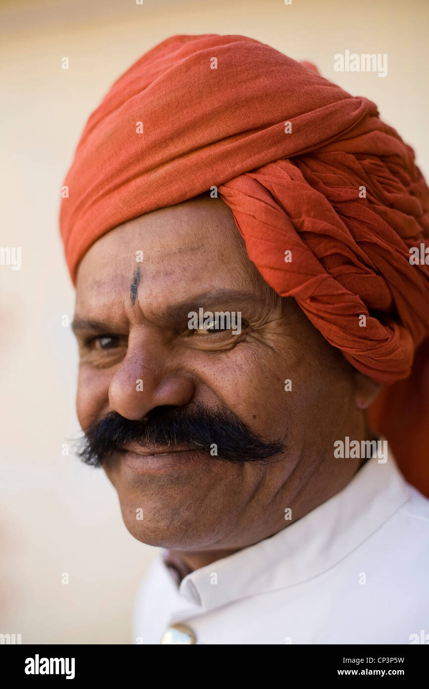 Una guardia turbaned presso il Palazzo di Città, Jaipur, India Il palazzo della città è un complesso di palazzi nel centro di Jaipur costruita tra 1729 Foto Stock