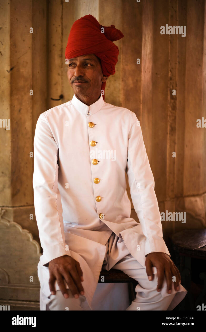 Una guardia turbaned presso il Palazzo di Città, Jaipur, India Il palazzo della città è un complesso di palazzi nel centro di Jaipur costruita tra 1729 Foto Stock