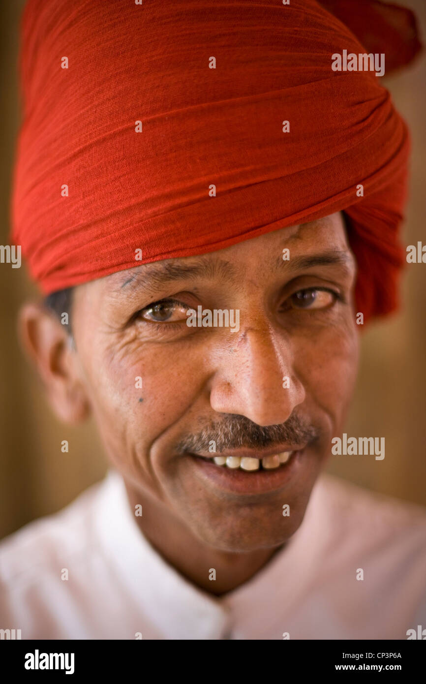 Una guardia turbaned presso il Palazzo di Città, Jaipur, India Il palazzo della città è un complesso di palazzi nel centro di Jaipur costruita tra 1729 Foto Stock