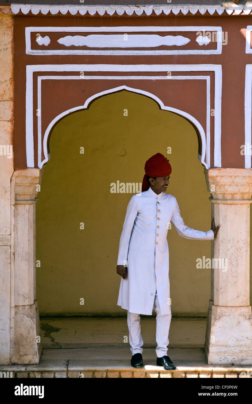 Una guardia turbaned presso il Palazzo di Città, Jaipur, India Il palazzo della città è un complesso di palazzi nel centro di Jaipur costruita tra 1729 Foto Stock