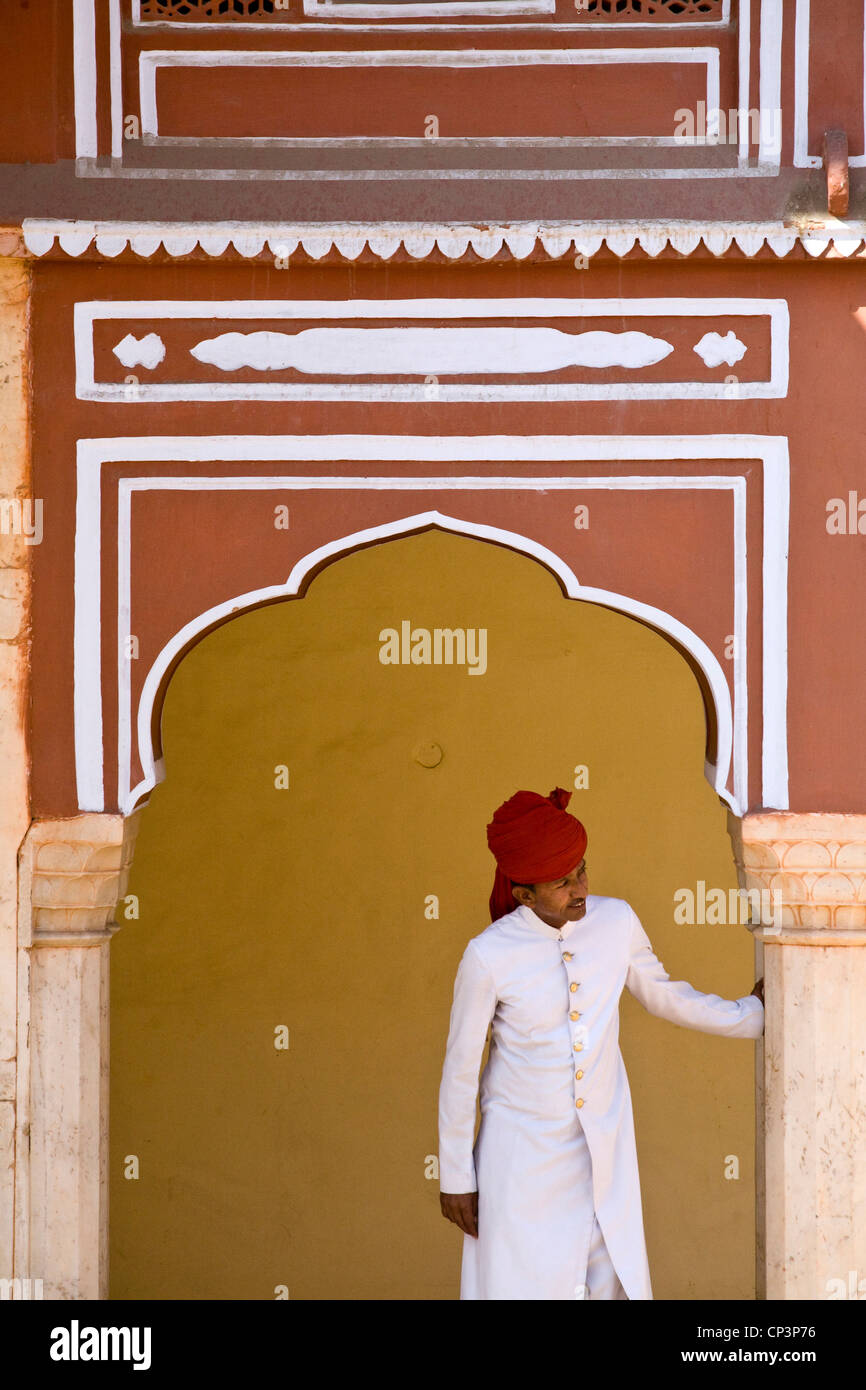 Una guardia turbaned presso il Palazzo di Città, Jaipur, India Il palazzo della città è un complesso di palazzi nel centro di Jaipur costruita tra 1729 Foto Stock