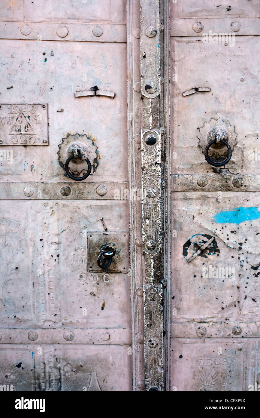 Dettaglio di una porta in Bapu bazaar, a Jaipur, India Foto Stock