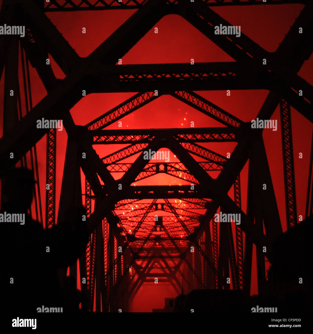 Lo spettacolo di fuochi d'artificio Thunder Over Louisville si è svolto il 21 aprile 2012 presso il 2nd Street Bridge di Louisville, Kentucky. Questo evento annuale, che fa parte dello spettacolo aereo Thunder Over Louisville, è uno dei più grandi spettacoli pirotecnici del Nord America, e il suo tema di quell'anno era "A Star Spangled Blast". L'evento offre spettacoli aerei e spettacolari fuochi d'artificio. Foto Stock