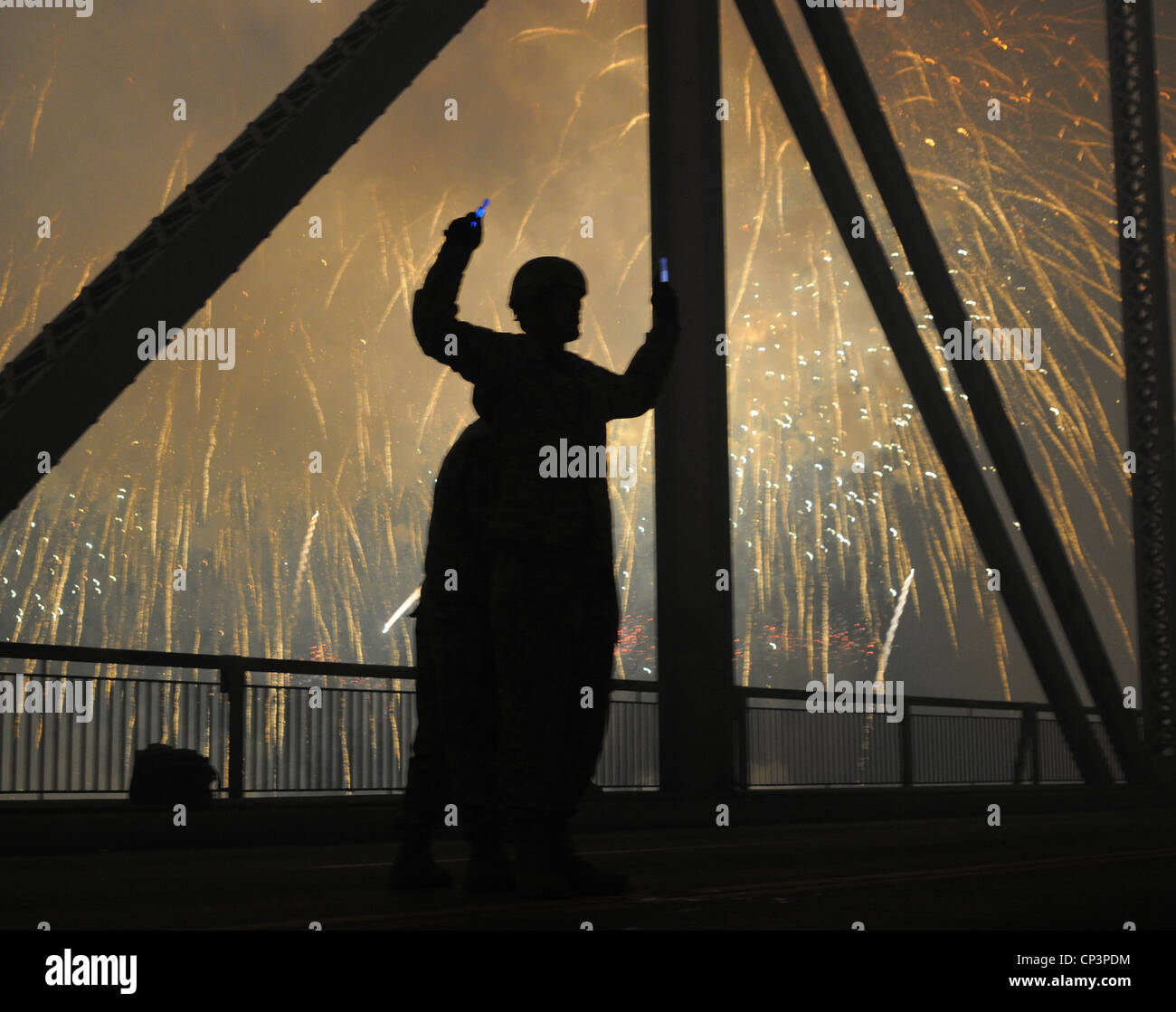 Il Kentucky Army National Guard Sgt. 1st Class Timothy L. Crump, che serve come osservatore in avanti per l'artiglieria con la 138th Fire Brigade, dirige l'operazione dei cannoni Howitzer da 105 mm durante il Thunder sopra lo spettacolo dei fuochi d'artificio di Louisville a Louisville, Kentucky, il 21 aprile 2012. Foto Stock