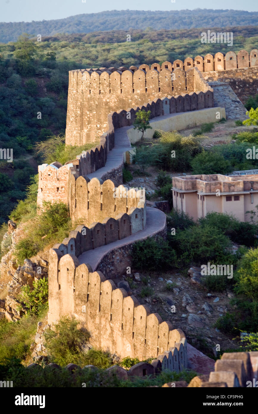 Bastioni attorno alla Nahargarh Fort, a Jaipur, India Foto Stock