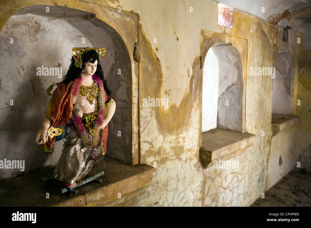 Una immagine della dea Durga in un angolo abbandonato del cenotafio di un Maharajahs presso il Royal Gaitor, Jaipur, India Foto Stock