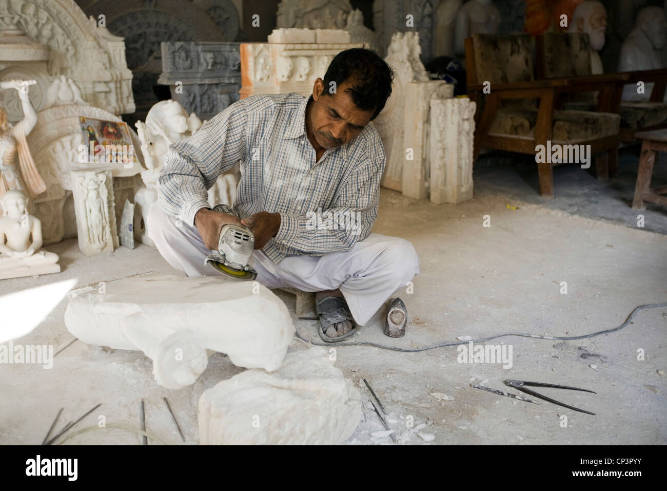 Intagliatori di pietra al lavoro nella zona di Paharganj, Jaipur, India Foto Stock