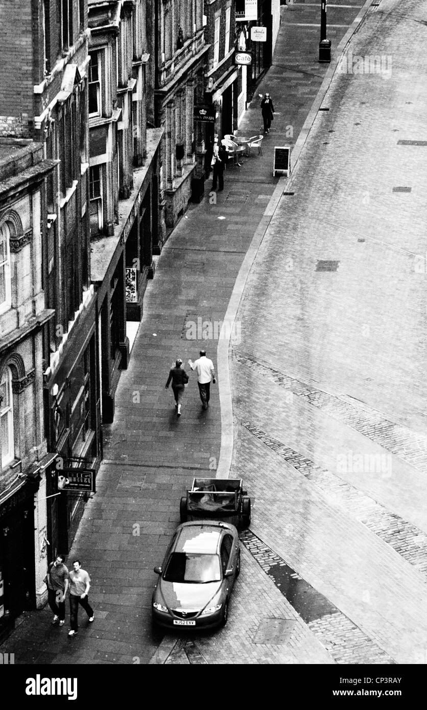 Tettuccio di colpo di due persone a piedi lungo Street, Newcastle City Centre Foto Stock