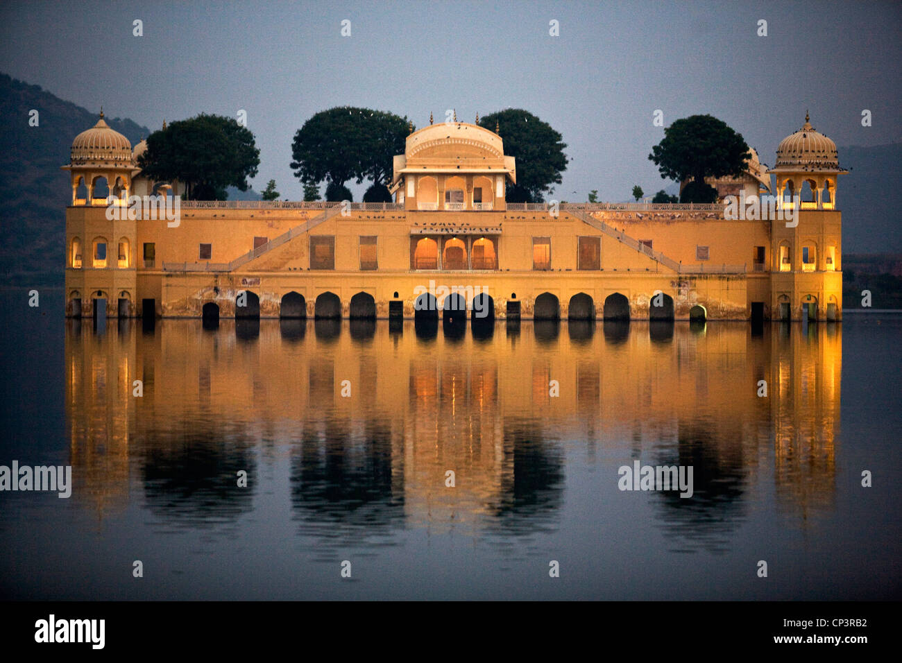 La Jal Mahal o acqua palazzo costruito da Madho Singh nel 1799 come un resort estivo sull'uomo Sagar. Jaipur, India Foto Stock