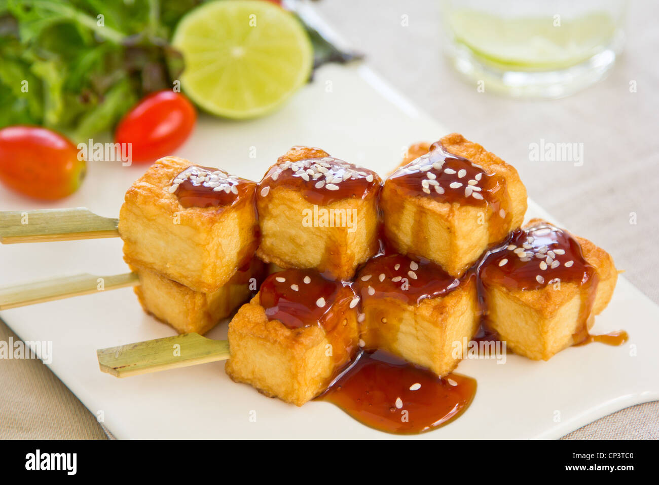 Barbecue Tofu Teriyaki con insalata Foto Stock