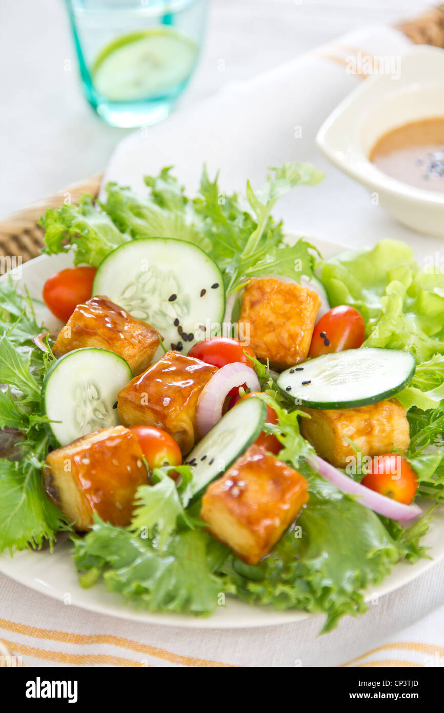 Il tofu insalata con salsa di sesamo Foto Stock