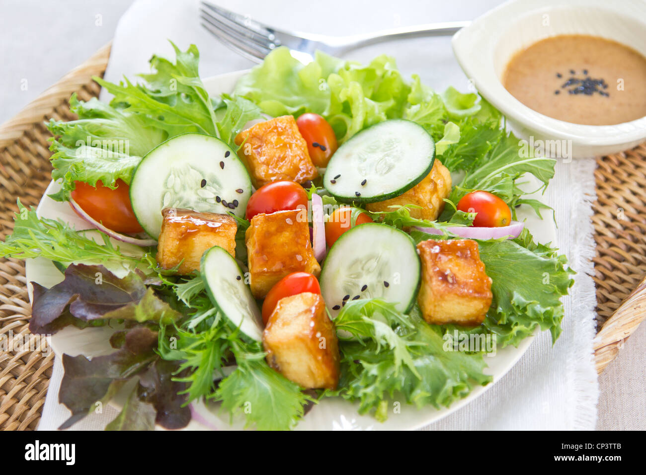 Il tofu insalata con salsa di sesamo Foto Stock