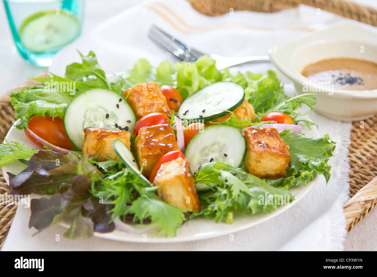 Il tofu insalata con salsa di sesamo Foto Stock