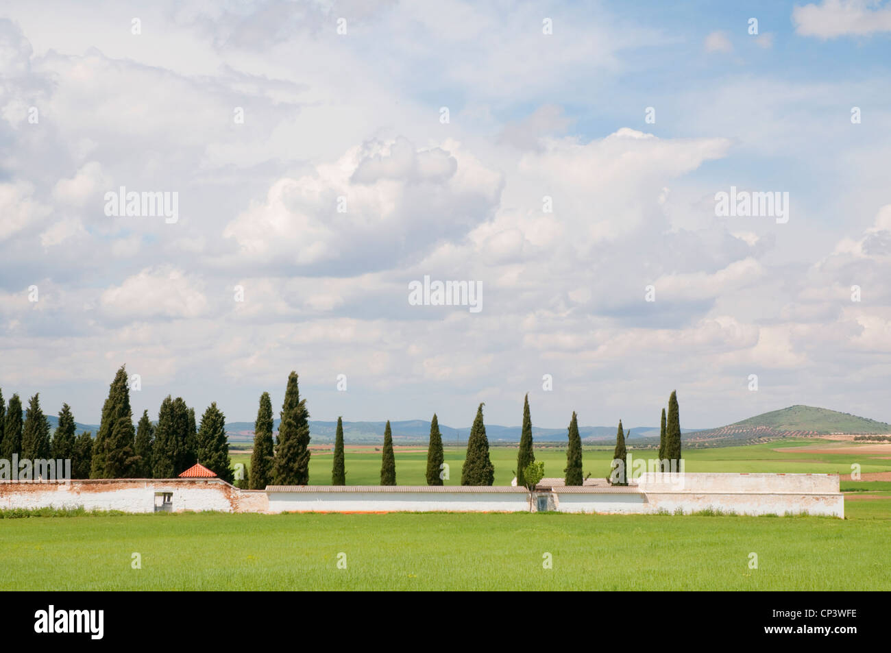 Il cimitero e il paesaggio. Santa Cruz De Mudela, Ciudad Real Provincia, Castilla La Mancha, in Spagna. Foto Stock
