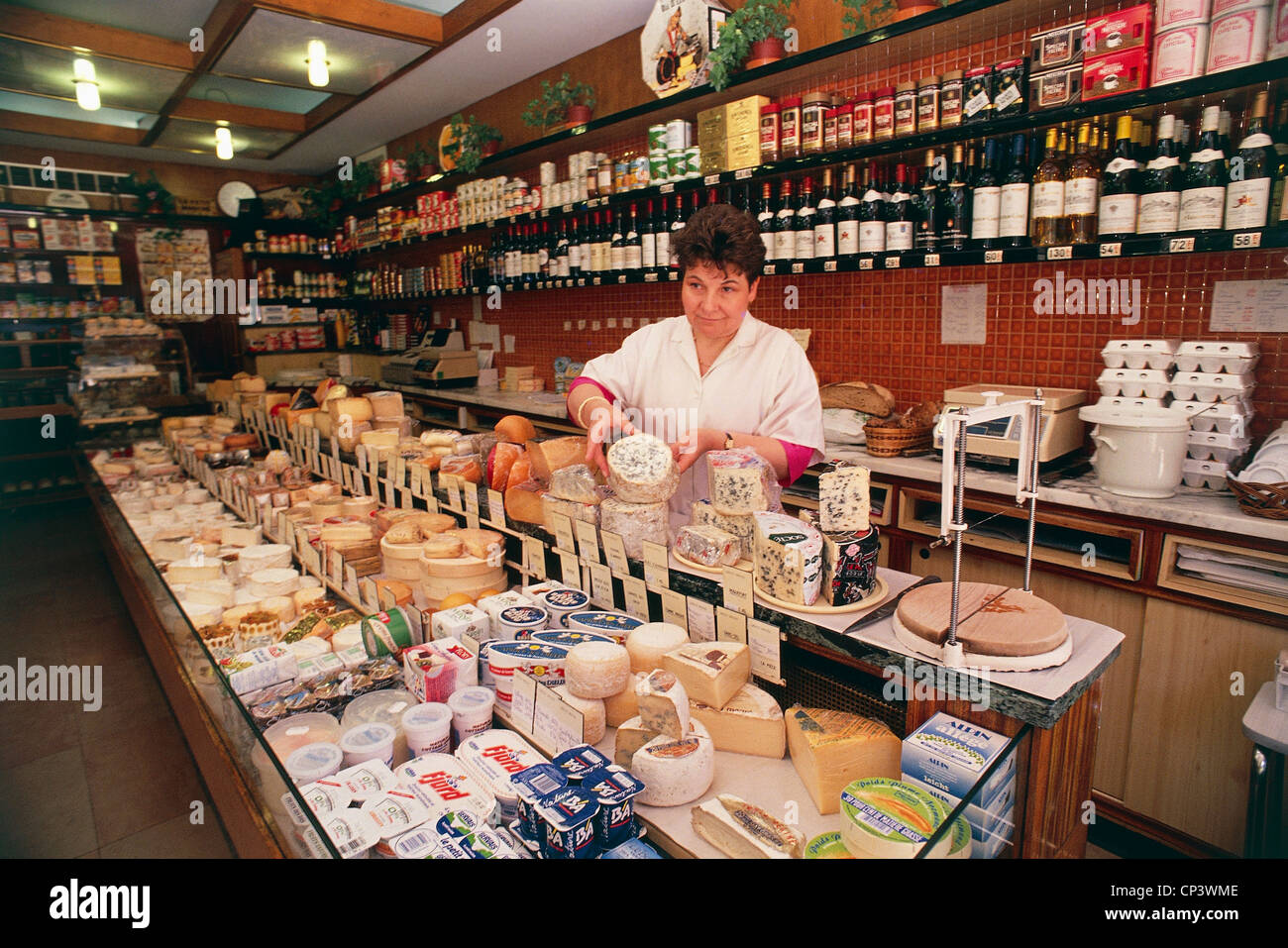Francia - Parigi - Interno di un negozio di alimentari. Foto Stock