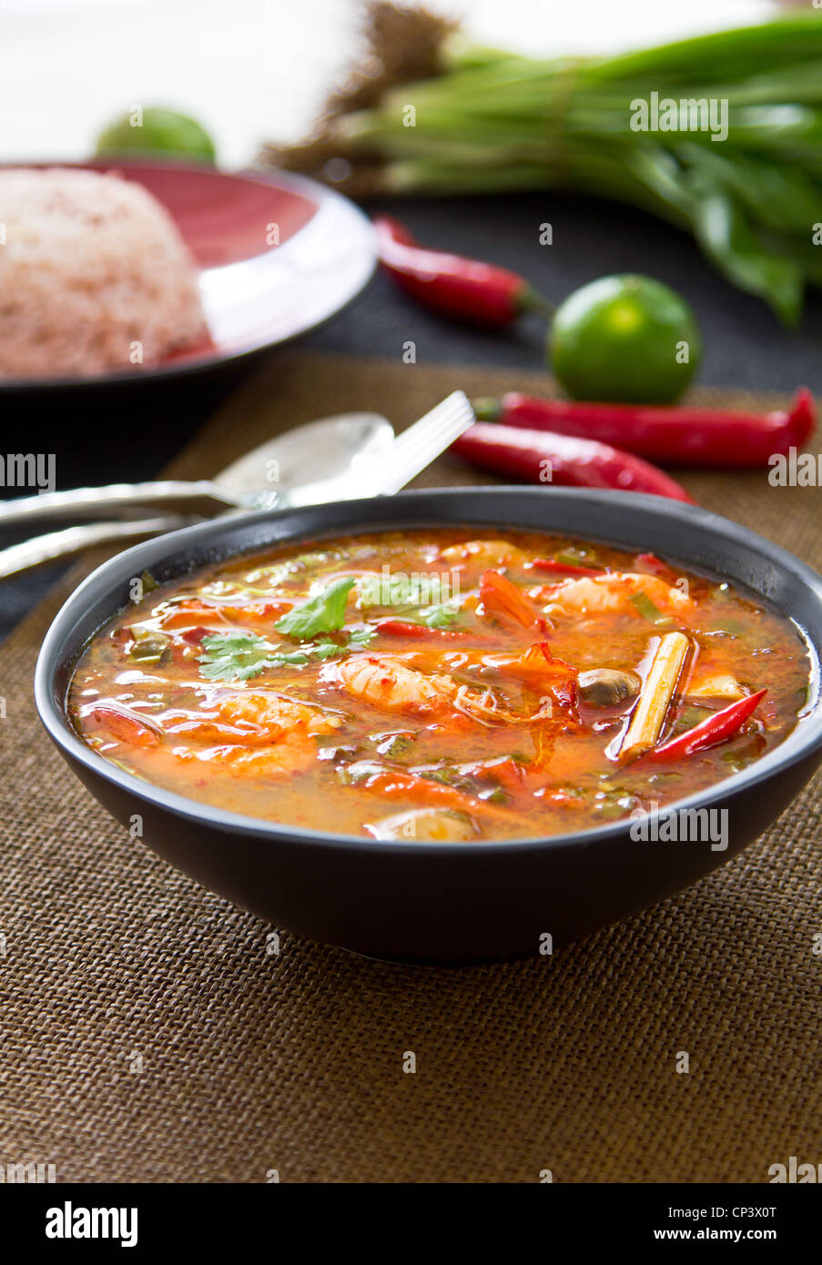 Amaro e piccante zuppa tailandese [s Tomyum kung] Foto Stock