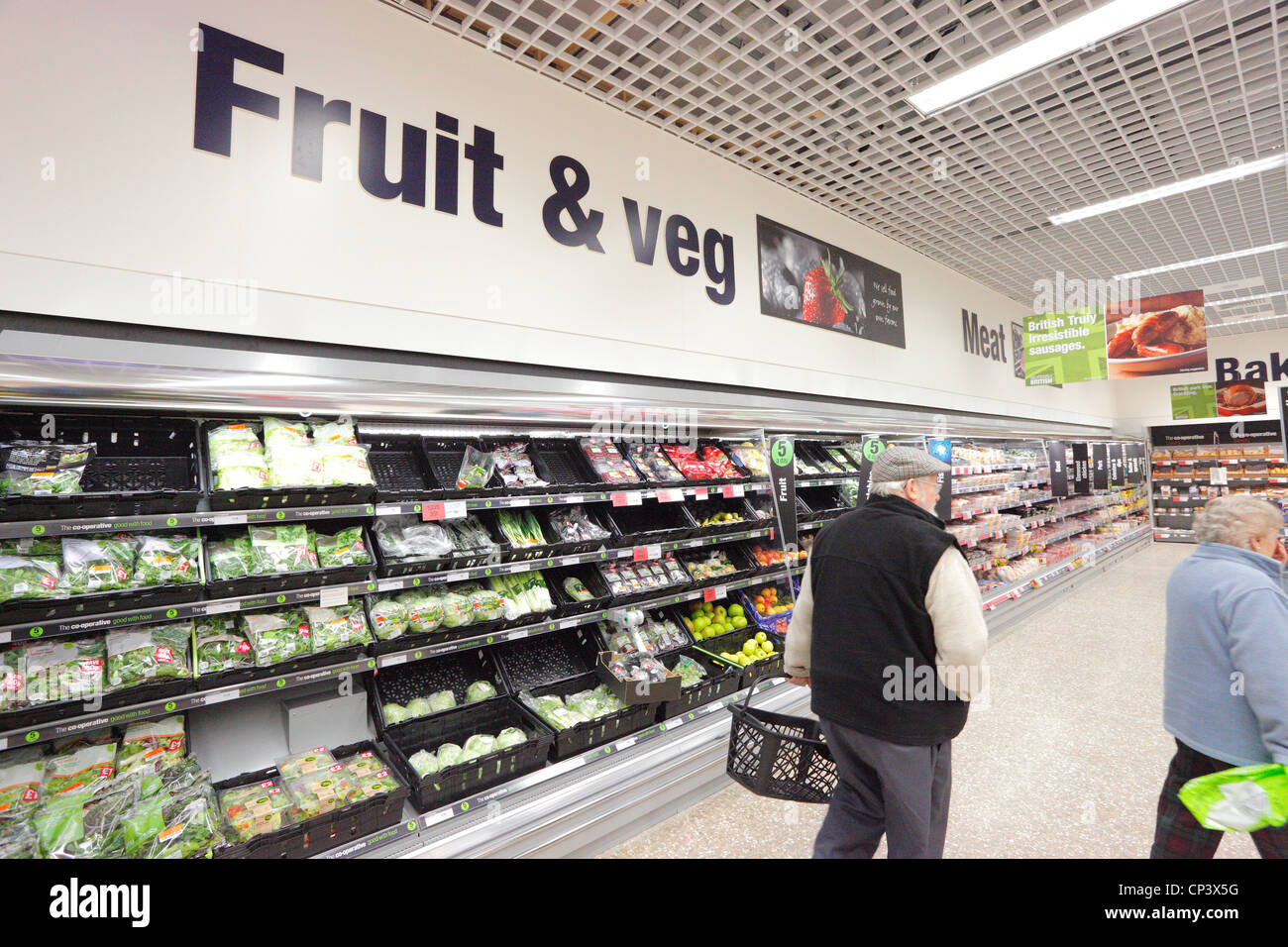 Vecchia coppia acquisti in un supermercato la frutta e la verdura corsia. Foto Stock