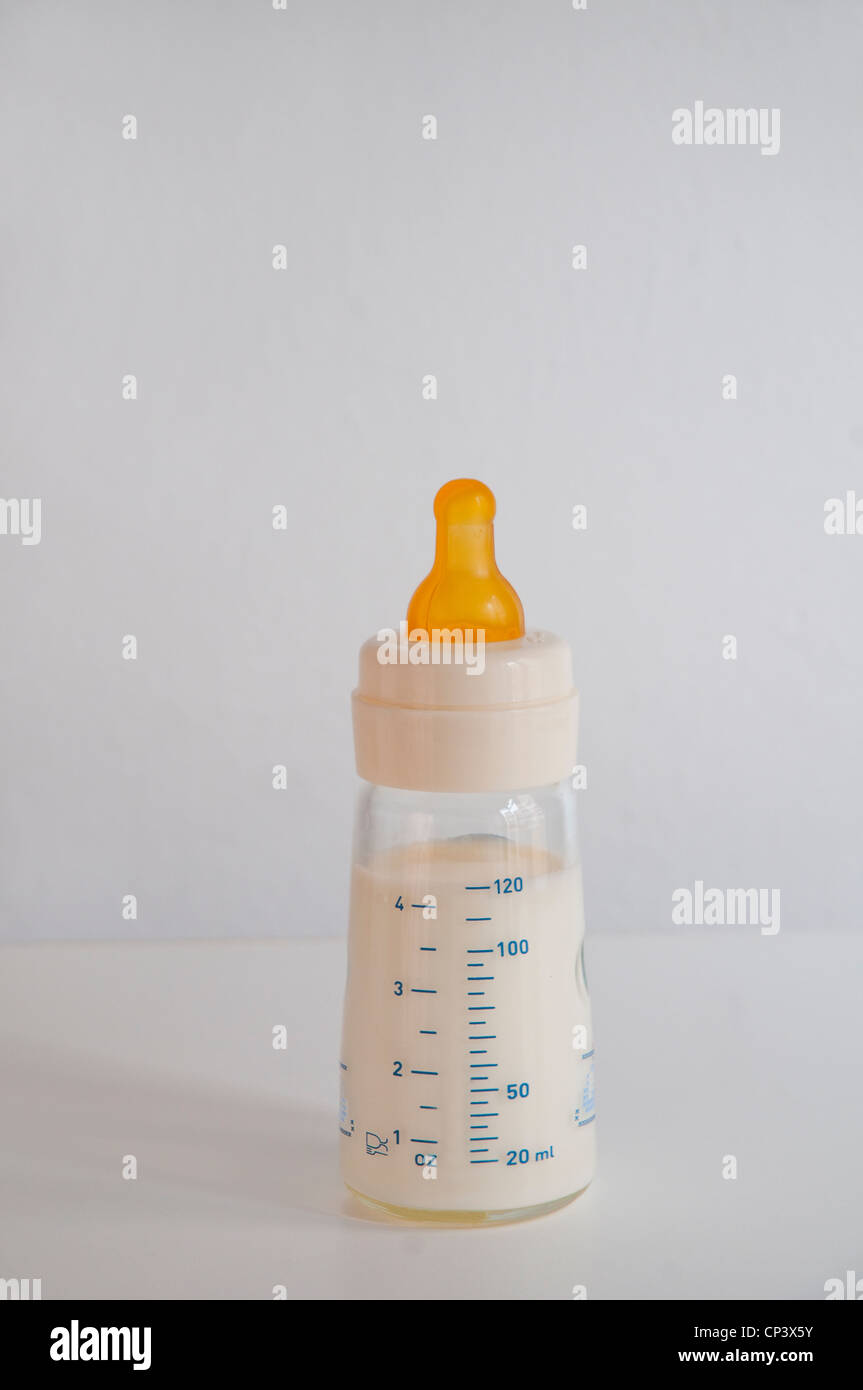 L'allattamento artificiale. Foto Stock