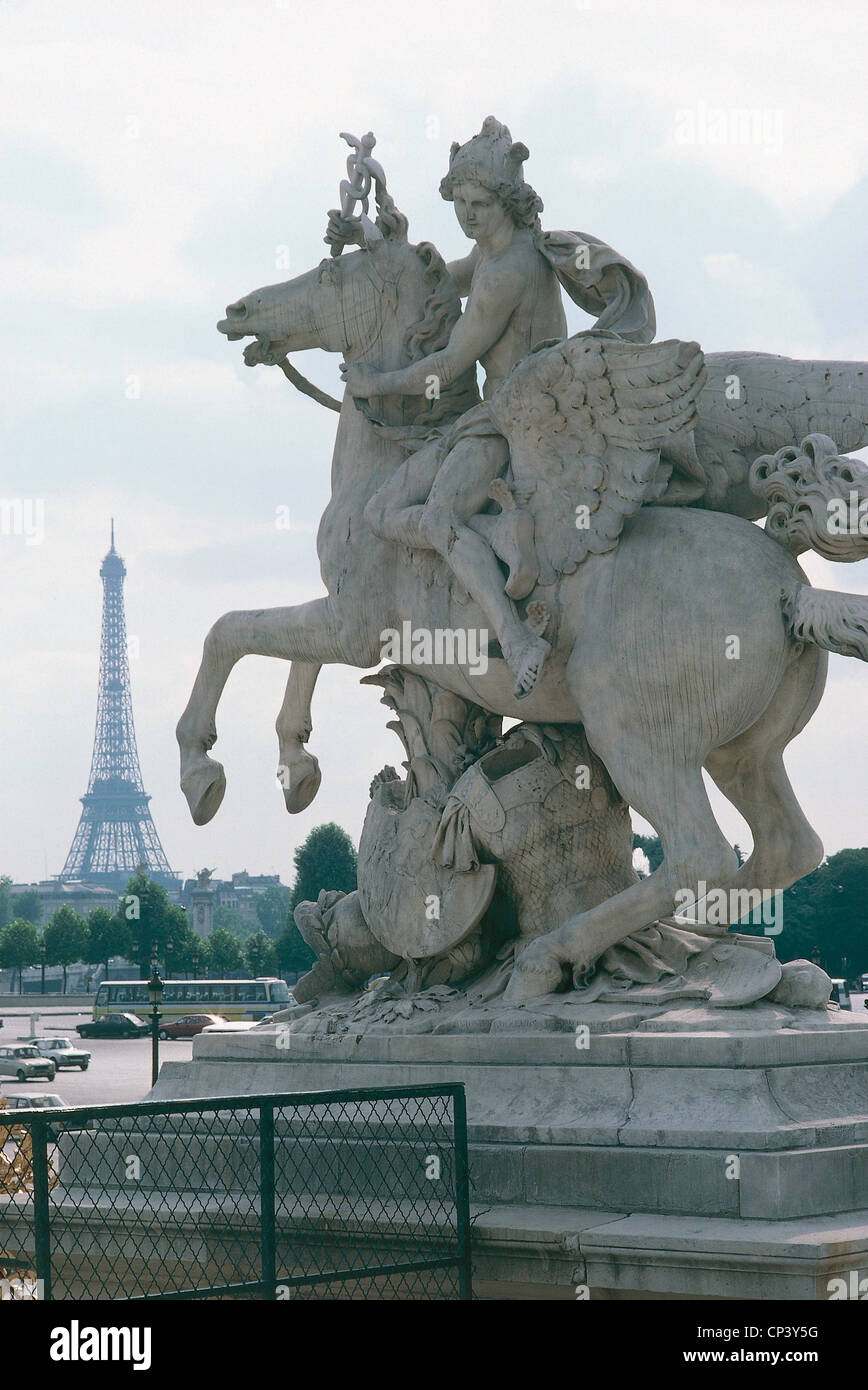 Francia - Parigi, Place de la Concorde. La scultura all'entrata dei Giardini Tuileries. La Torre Eiffel sullo sfondo. Foto Stock