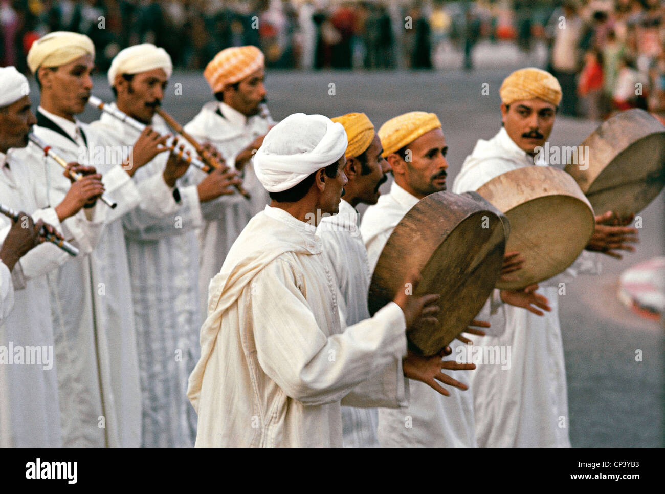 Marocco - musica berbera gruppo di musicisti con flauti e tamburi durante una festa. Foto Stock