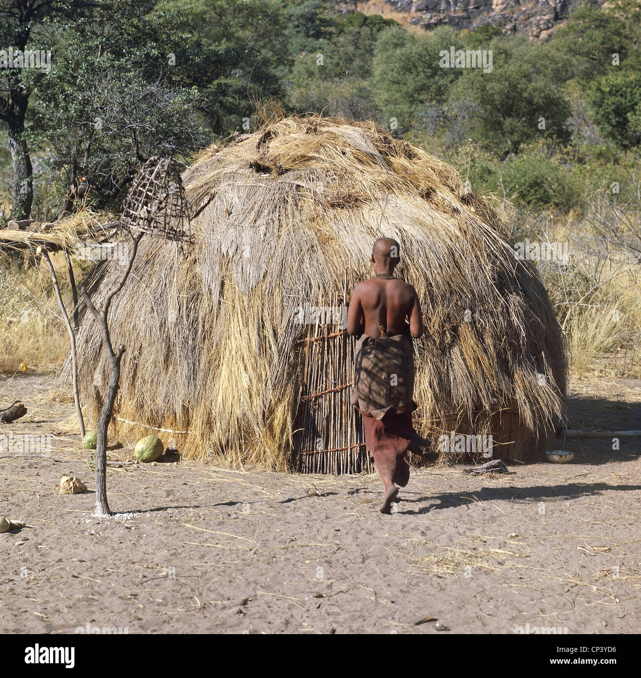 Il Botswana. Tipica casa dei Boscimani. Foto Stock