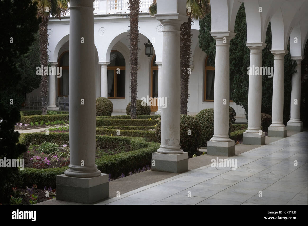 L'Ucraina Crimea Yalta. Portico del cortile italiano del palazzo di Livadia (progetto Nikolay Krasnov, 1909-1911). Nato come residenza estiva Foto Stock