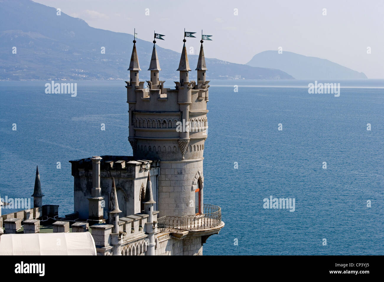 L'Ucraina Crimea Alupka, nei pressi di Yalta. Ay-Todor capo sul Mar Nero Castello Gnezdo Lastochkino (nido) sulla scogliera che si affaccia sulla Foto Stock