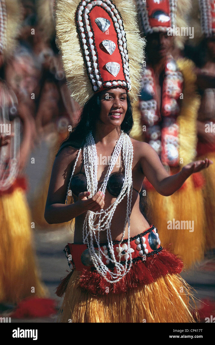 Polinesia francese - Tahiti, Isole della Società': folk dance; ballerini Foto Stock
