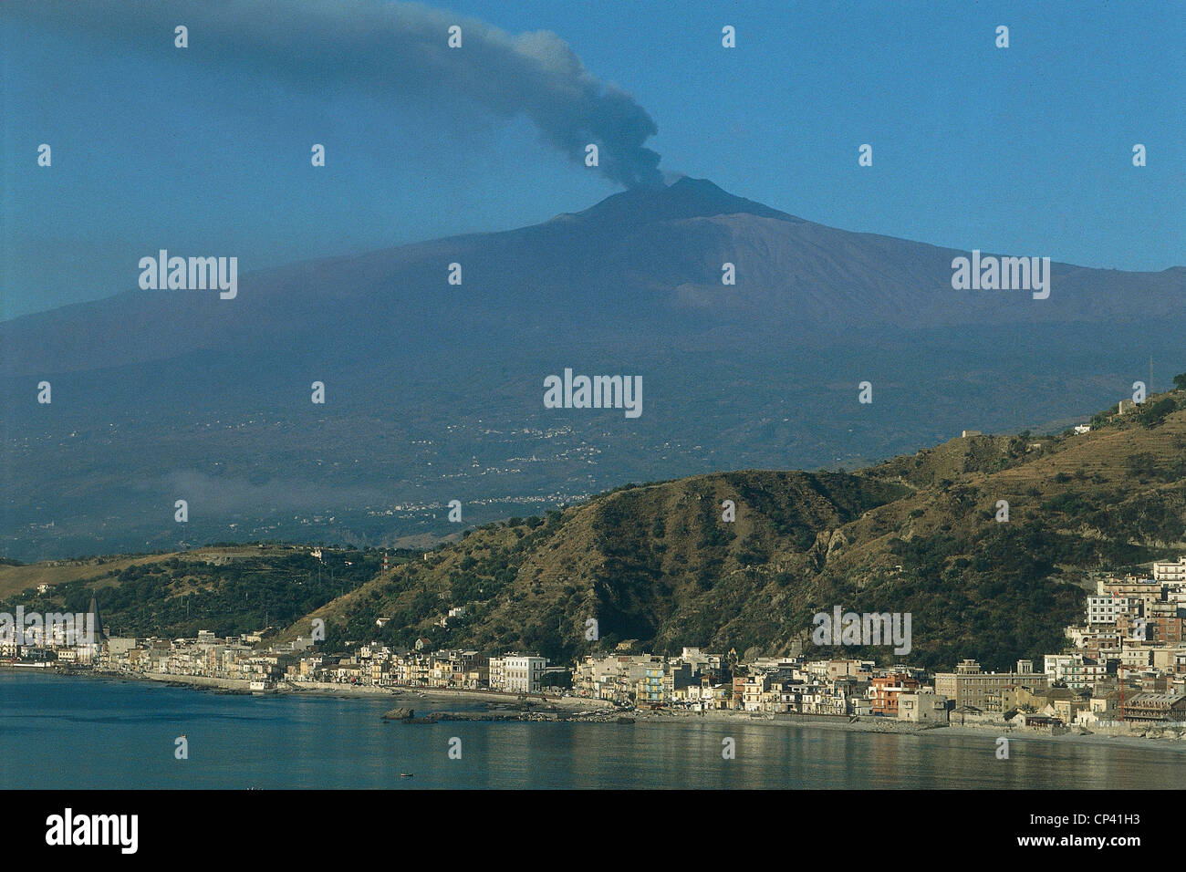 Sicilia - Catania - vista Etna con pennacchi di fumo. Foto Stock