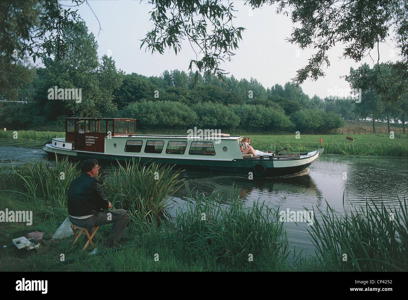 Paesi Bassi - Olanda meridionale - barca a vela in un canale vicino a Leiden. Foto Stock
