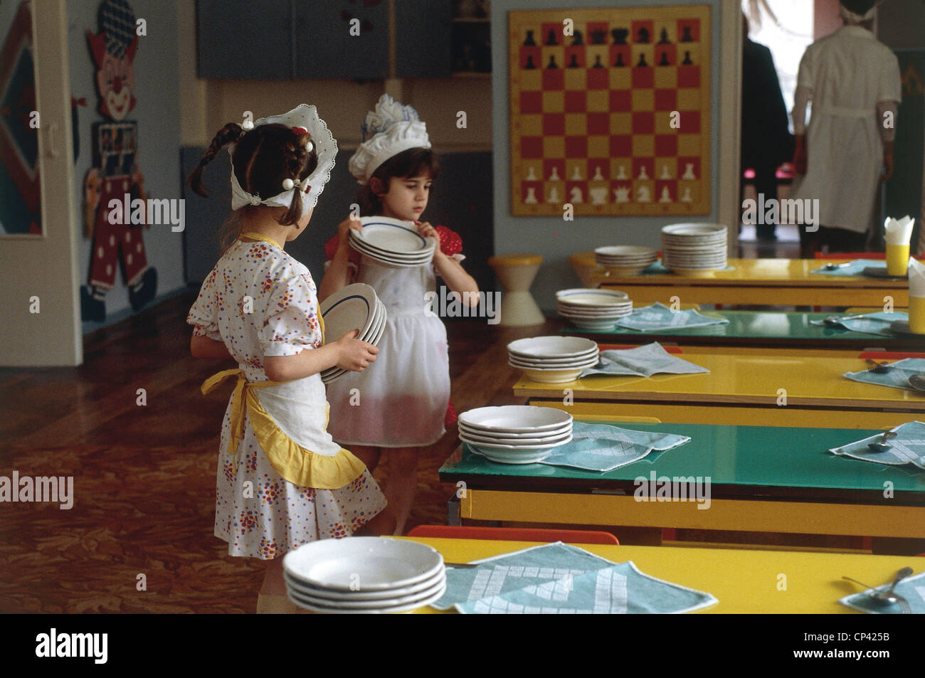 La Moldavia (Moldavia) - Chisinau, ragazze impostare la tabella. Foto Stock
