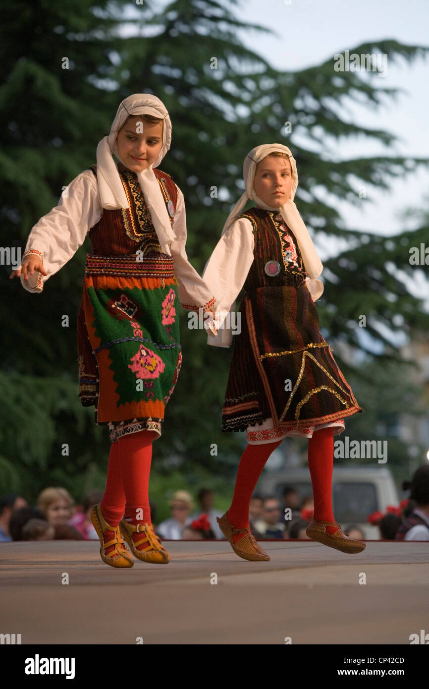 Bulgaria - Veliko T? Rnovo. Festival Internazionale del Folklore. Ragazza macedone in costume tradizionale di eseguire una danza Foto Stock