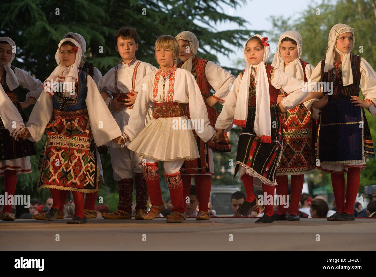 Bulgaria - Veliko T? Rnovo. Festival Internazionale del Folklore. Bambini macedoni in costume tradizionale di eseguire una danza Foto Stock