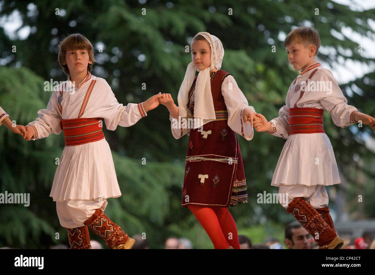 Bulgaria - Veliko T? Rnovo. Festival Internazionale del Folklore. Bambini macedoni in costume tradizionale di eseguire una danza Foto Stock
